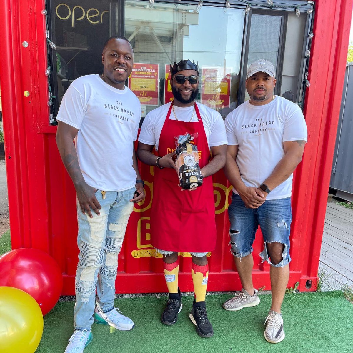 TheBlackBreadC0's tweet photo. 📍Pulled up on @bobbymorelli x @thehotdogboxchicago at @boxvillechi 🚀🚀🚀 it’s going to be a great summer * the #vegandog is 🔥🔥🔥#thehotdogboxchicago x #blackbreadco #goldstandard #boldandfresh #supportblackbusiness #buyblack #blackhistory https://t.co/gXGOw0s9q4 🥇🖤 https://t.co/jojjXiVKVI