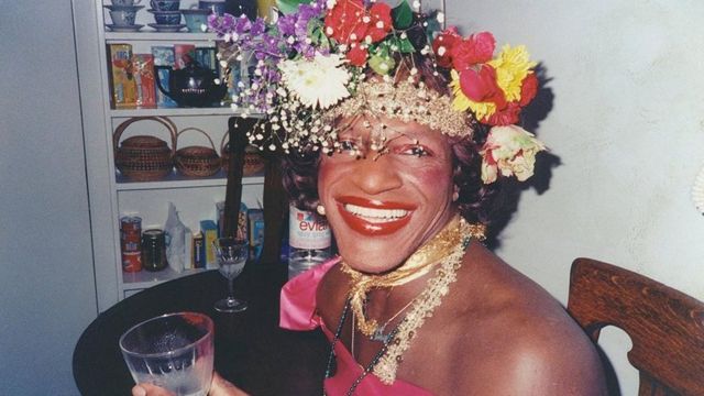 KennyxThompson's tweet photo. Seeing its pride month and oxford university got rid of their picture of the queen let's flood Facebook with our favourite queens. #favoritequeens #pride https://t.co/D0bAS1JpIc