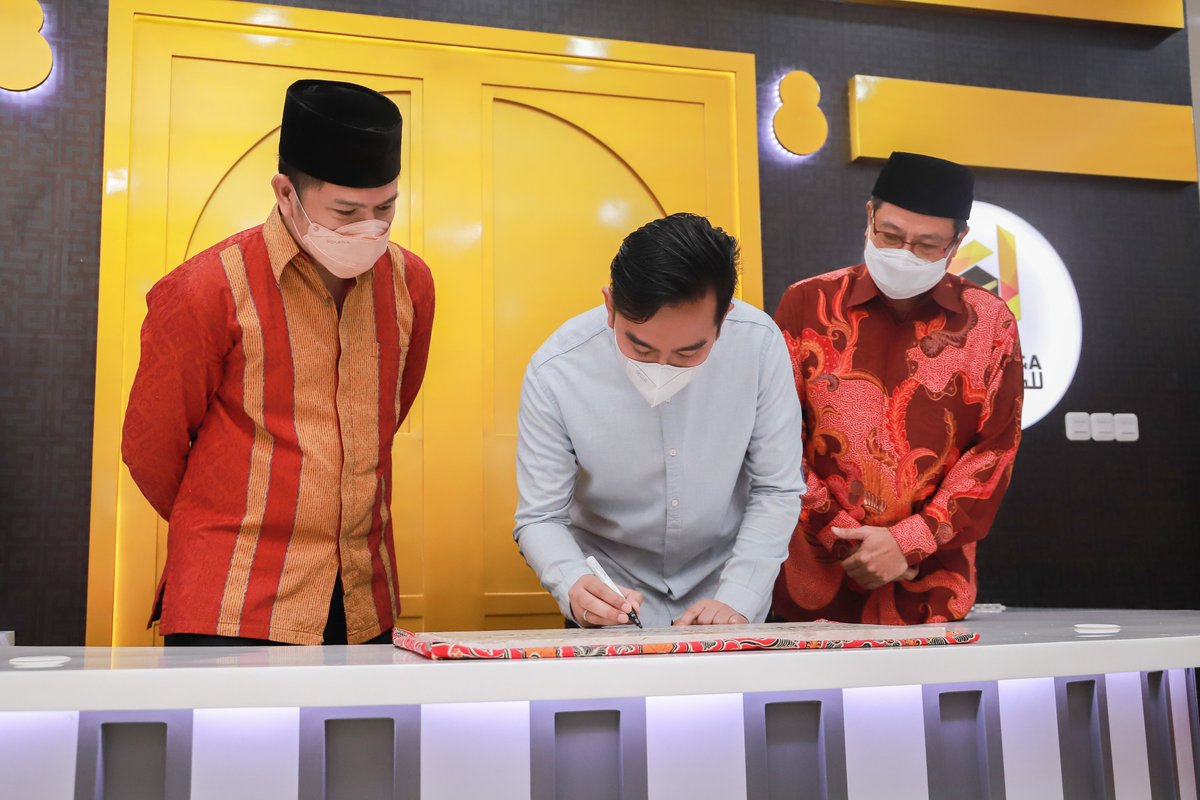 PEMKOT_SOLO's tweet photo. Gibran Rakabuming menghadiri peresmian gedung Graha Dewangga bertempat di Jl. Kepodang no 5 Manahan, Sabtu (12/6). Pada kesempatan ini, Gibran melakukan penandatanganan prasati dan pemotongan tumpeng sebagai simbol peresmian. https://t.co/9adjBJUpFd