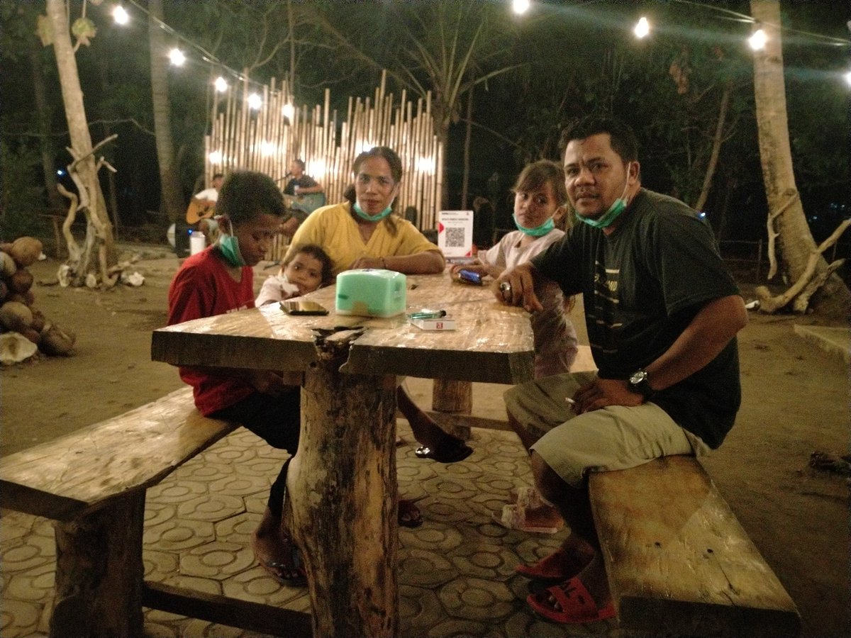 ValentinusOla's tweet photo. Malam minggu bersama keluarga di Kuliner Bumdes Hadakewa https://t.co/RZjmEjNb0j