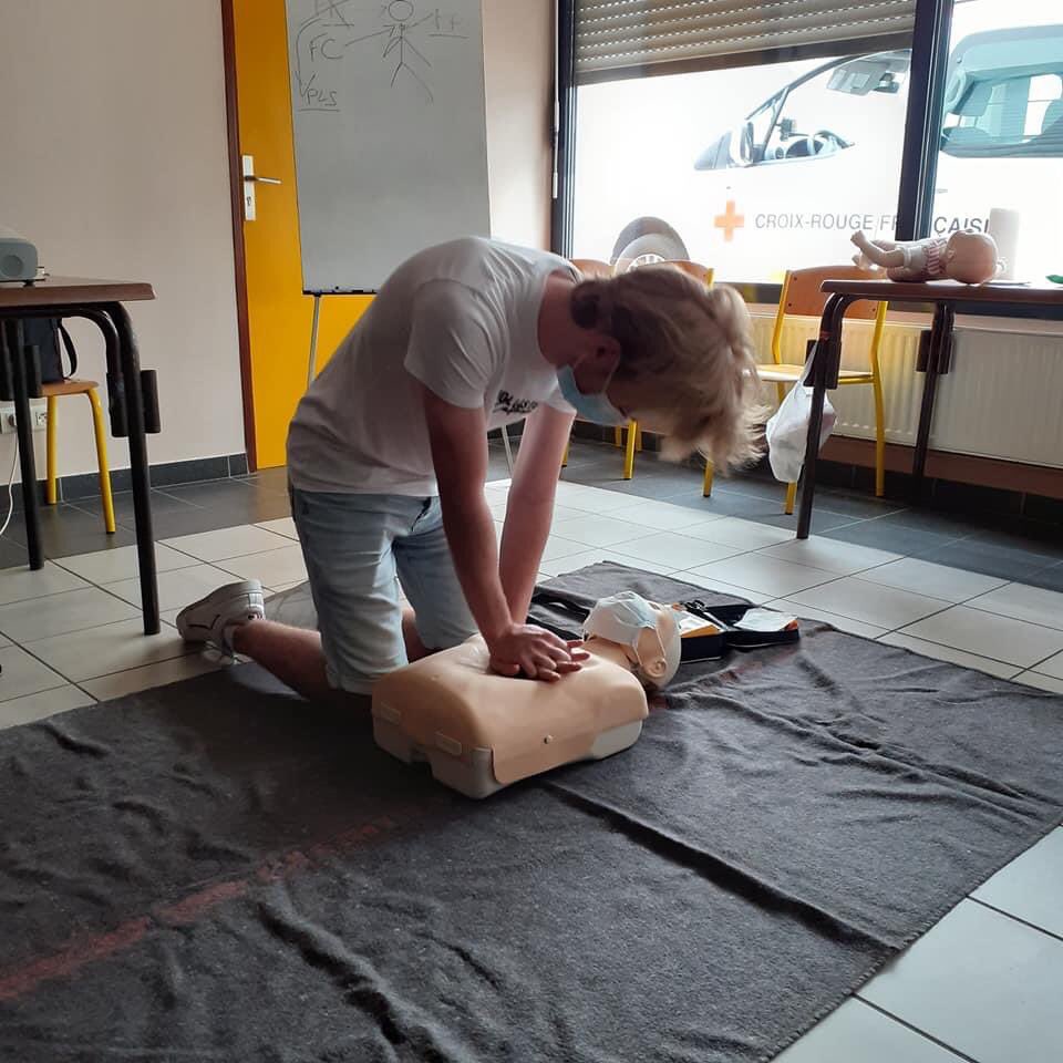 🚑 1er SECOURS 🚑

Comme chaque année, la MJC organise une formation PSC1 (Prévention et Secours Civiques de niveau 1) pour les Services Civiques 🏥
Isis, Naomi, Coralie, Madison, Théo et Paolo ont activement participé à cette journée de formation 💪😄👍
Merci la Croix Rouge 🚑