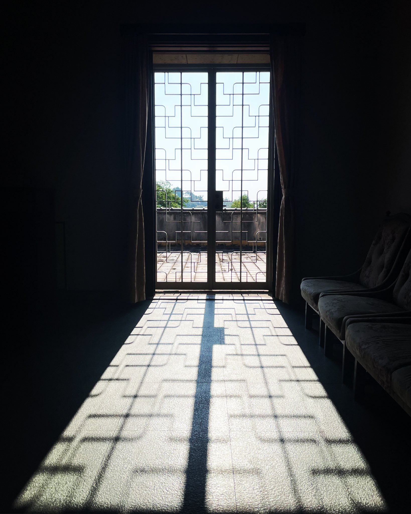 滴翠美術館 続き 太陽が低い位置ほど 奥までシルエットが伸びてきます 朝方から床面に装飾が施され お昼には消えているという不思議な空間が太陽と鉄格子によって演出されるのです 建築 千鳥 モダニズム 西洋建築 レトロ インテリア 照明 天井