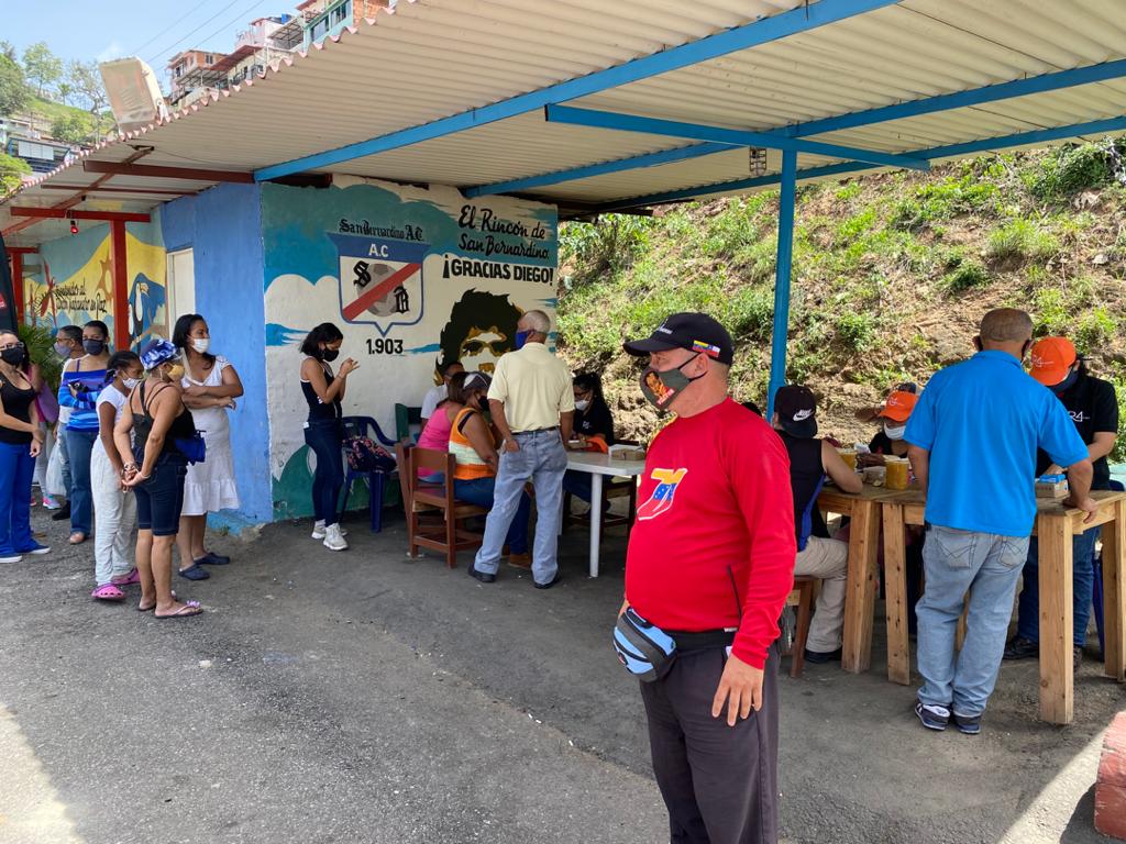 mujica_mbsptv's tweet image. Este #12Jun desde la parroquia combativa del 23 de enero específicamente en los espacios de la Piedrita, @mibancove continúa con la bancarización y entrega de las tarjetas #R4Transporte para el pago de pasaje digital.
¡🇻🇪 Avanzamos hacia la Economía Digital!

#HeroesDeVerdad
