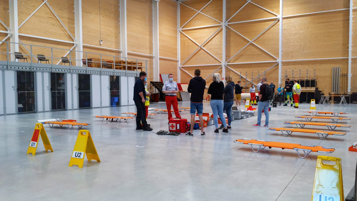 RKHulpdienstlim's tweet photo. Tijdens de praktijkles #DGH in het @PLOTLimburg konden de cursisten kennis maken met de werking van de Vooruitgeschoven Medische Post die onze Snel Inzetbare Middelen ter plaatse brengen. Bedankt @Lize_Bergmans en @SquibCake voor de foto's 🙂 https://t.co/IT1WM4YQua