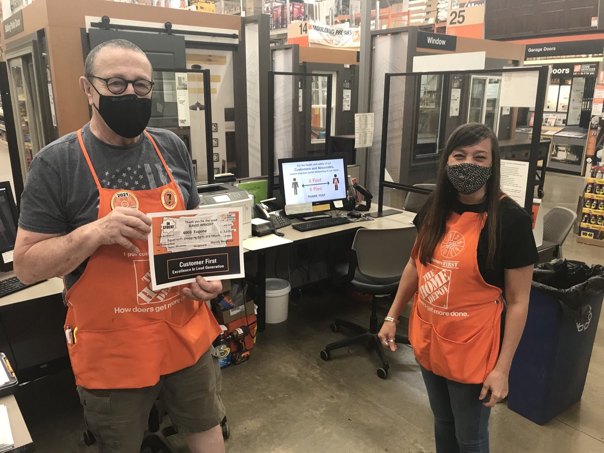 Wendy presenting David W with a Cha-Ching for 4003. #hdisportland ⁦<a href="/y_atonna/">Yvette Atonna</a>⁩ ⁦<a href="/THDPeter_Coombs/">Peter Coombs</a>⁩