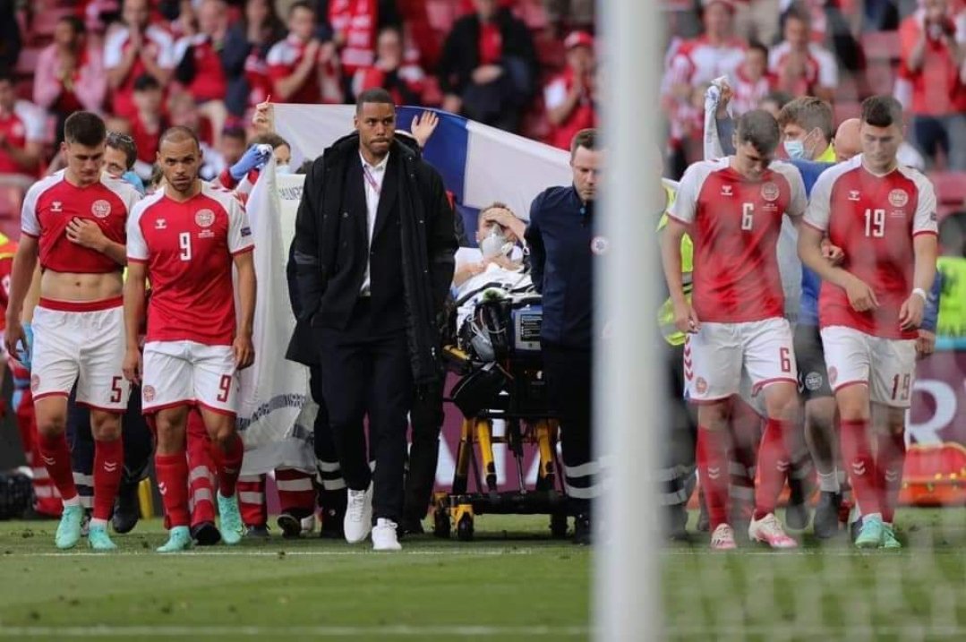 kushLM10's tweet photo. This is the sport we live for❤️
Finland @finland offered their National flag to cover @ChrisEriksen8 while leaving for medical emergency
#prayforeriksen https://t.co/eHZ1kLjiIt