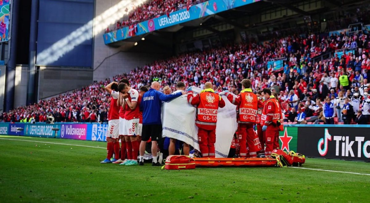 The_RedsIndo's tweet photo. Satu yang perlu dipelajari dari Timnas Denmark:

Mereka paham soal pertolongan pertama dalam kondisi super darurat.

• Simon Kjaer memastikan lidah Eriksen tidak tertelan dan posisi badannya tidak membuat kondisinya memburuk
• Rekan lainnya yang gerak cepat memanggil tim medis https://t.co/WxHPLgbJaI