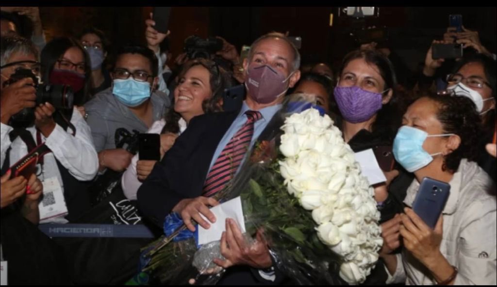 ALunaSilva's tweet photo. El Dr. Muerte se va feliz, feliz, feliz.

Detrás deja su indolencia, su ignorancia, su falta de empatía, su desinformación, su cinismo, su negligencia criminal...

Estoy seguro que, más temprano que tarde, el brazo de la justicia lo alcanzará. https://t.co/APk43k3gjd