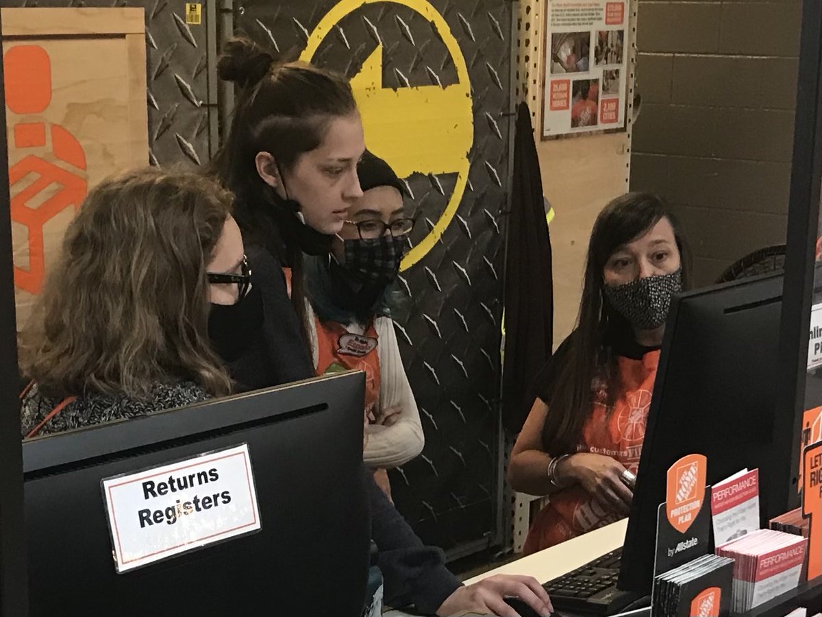 Wendy PKing Service desk at 4003 on Service desk   #hdisPortland ⁦<a href="/y_atonna/">Yvette Atonna</a>⁩ ⁦<a href="/THDPeter_Coombs/">Peter Coombs</a>⁩