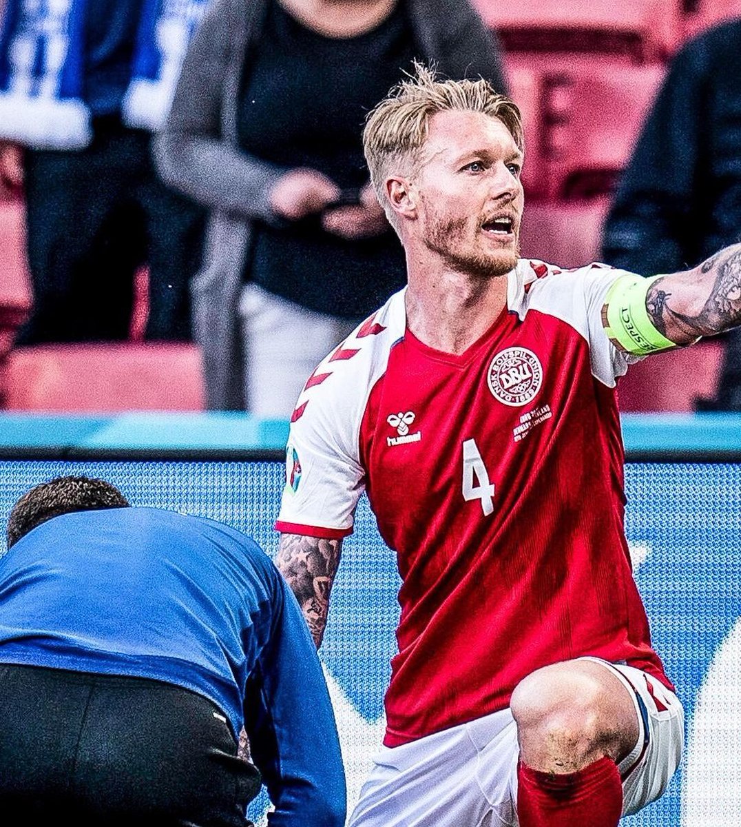 gaboescvi's tweet photo. Cuando se hable de liderazgo en cualquier ámbito acuérdense de lo que hizo hoy el capitán de #Dinamarca. Llegó de primero, ayudo en la atención, ordenó a los jugadores en medio de la crisis, consoló a la esposa.
Simon #Kjaer . Ser capitán no es solo llevar una banda.
🇩🇰 #Eriksen https://t.co/Vui9pZAYOH
