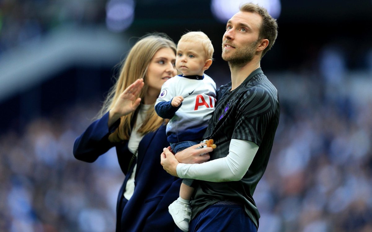 manaf12hassan's tweet photo. Für diejenigen, die sich wundern, weshalb das Spiel fortgesetzt wird. Christian #Eriksen hat die Spieler per FaceTime selbst darum gebeten, das Spiel fortzusetzen. #DENFIN #EM2021 https://t.co/U2gBmWztuT