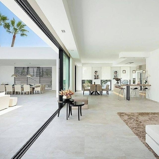rendiacres's tweet photo. Do you want this nice Marbella 🌅 house as your holiday-home? 🏠 This clean but very interesting architecture 📐 makes it look magical and inviting. ⛲
(📷@mansionsboast)

Instagram: https://t.co/oUlL0PkSfN

#realestate #livingroom #architecture #homesweethome #luxuryrealestate https://t.co/yT4fWxegdl
