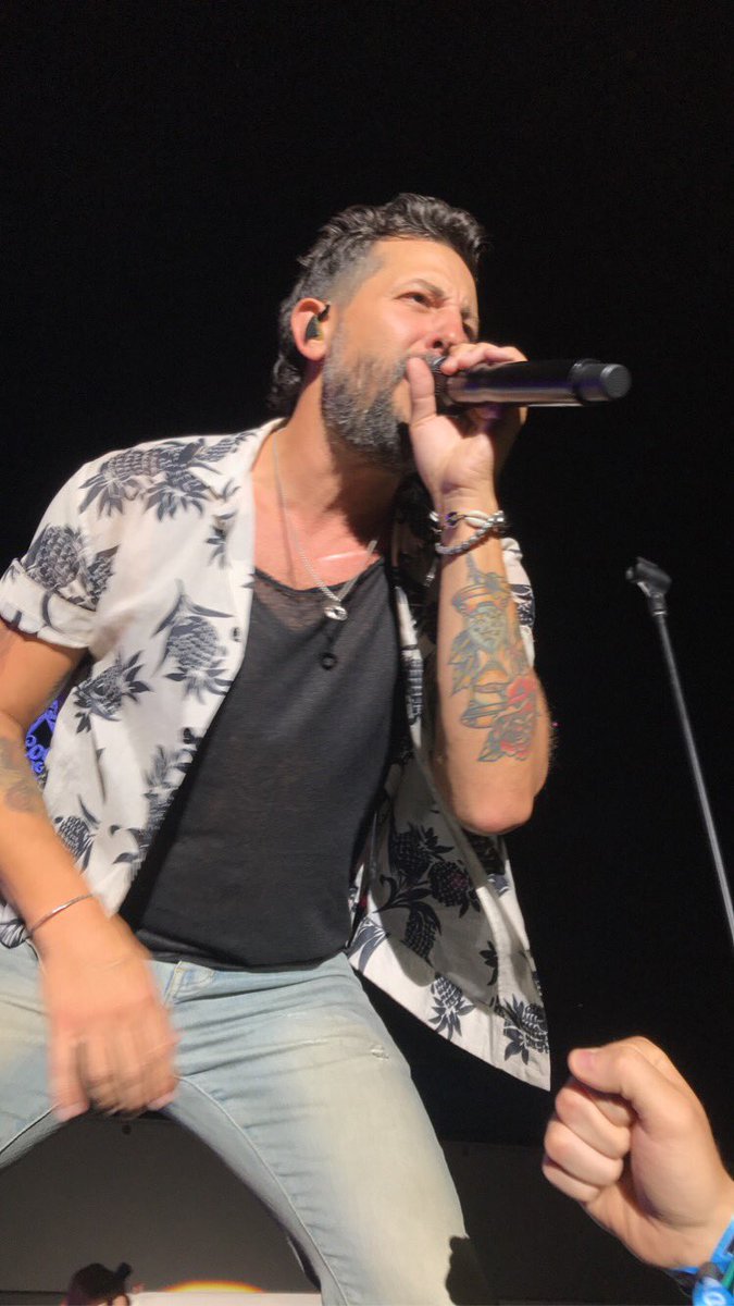 DirksAngie's tweet photo. Oh how I have missed concerts ❤️@OldDominion @CThunderIowa https://t.co/rMa6DGCDI8
