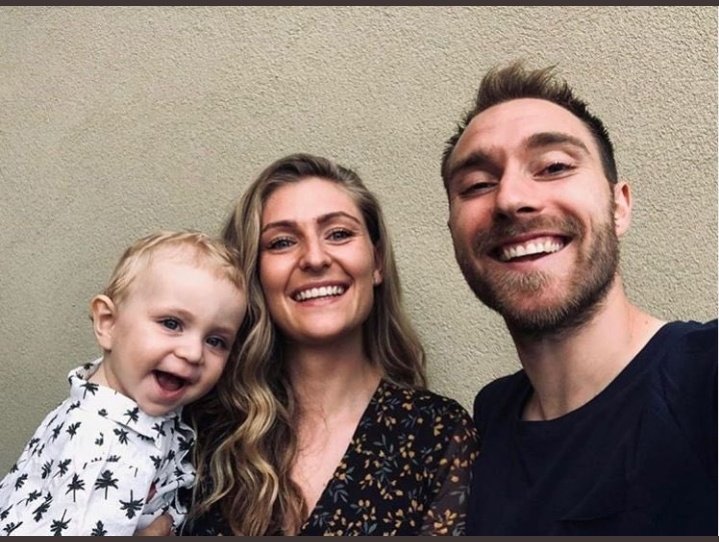 The ONLY picture of #Eriksen that needs to be trending right now!! 🇩🇰 🇩🇰 ❤️ 

#DEN #Eriksen