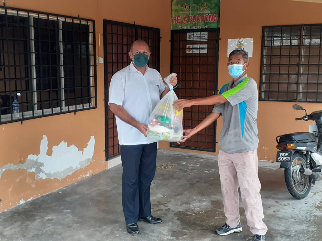 GobindSinghDeo's tweet image. Program Bantuan PKP 3.0, Parlimen Puchong diteruskan. Agihan barang di sekitar Batu 14, Jalan 2 dan Jalan 5, Seri Serdang, Puchong, petang tadi. Terima kasih kepada semua wakil penduduk yang bantu agih barang kepada mereka yang memerlukannya.