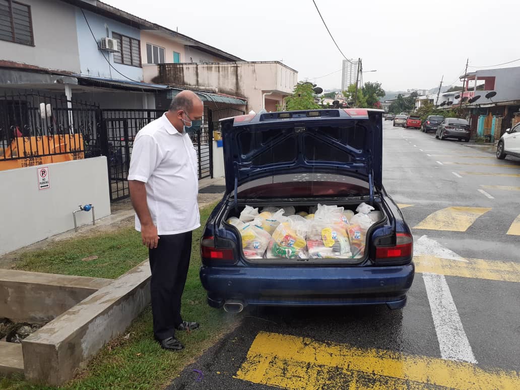 GobindSinghDeo's tweet image. Program Bantuan PKP 3.0, Parlimen Puchong diteruskan. Agihan barang di sekitar Batu 14, Jalan 2 dan Jalan 5, Seri Serdang, Puchong, petang tadi. Terima kasih kepada semua wakil penduduk yang bantu agih barang kepada mereka yang memerlukannya.
