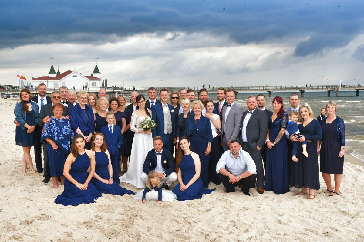 LuckyPendler's tweet photo. Vielen Dank an die DRK Wasserwacht in #Ahlbeck. Mir ist doch tatsächlich der Gürtel gerissen und ich hätte als Fotograf ohne Hose dagestanden. Sebastian vom #DRK #Usedom hat mir seinen gegeben und uns gerettet.😇 https://t.co/KthlJy3xTy