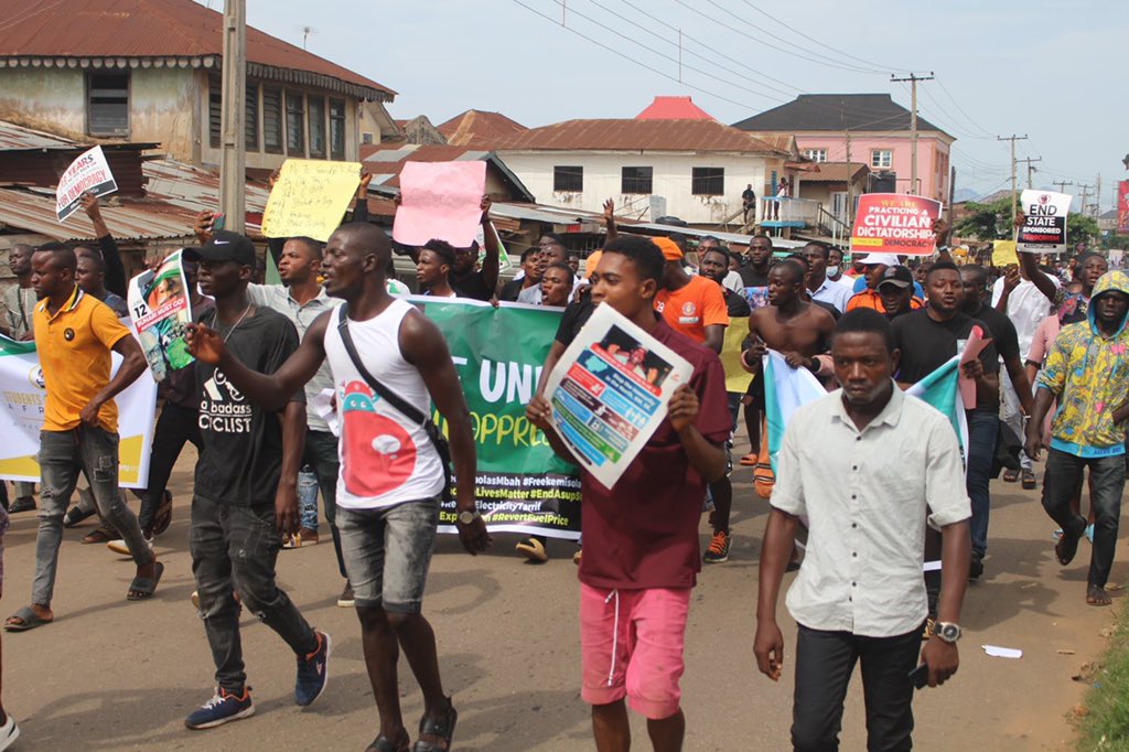 ManUtdInPidgin's tweet photo. No Talk Anything, Just Retweet! 🇳🇬 
Nigerians leggo!!! 
#June12thProtest #KeepitOn https://t.co/WVZwLcPiEM