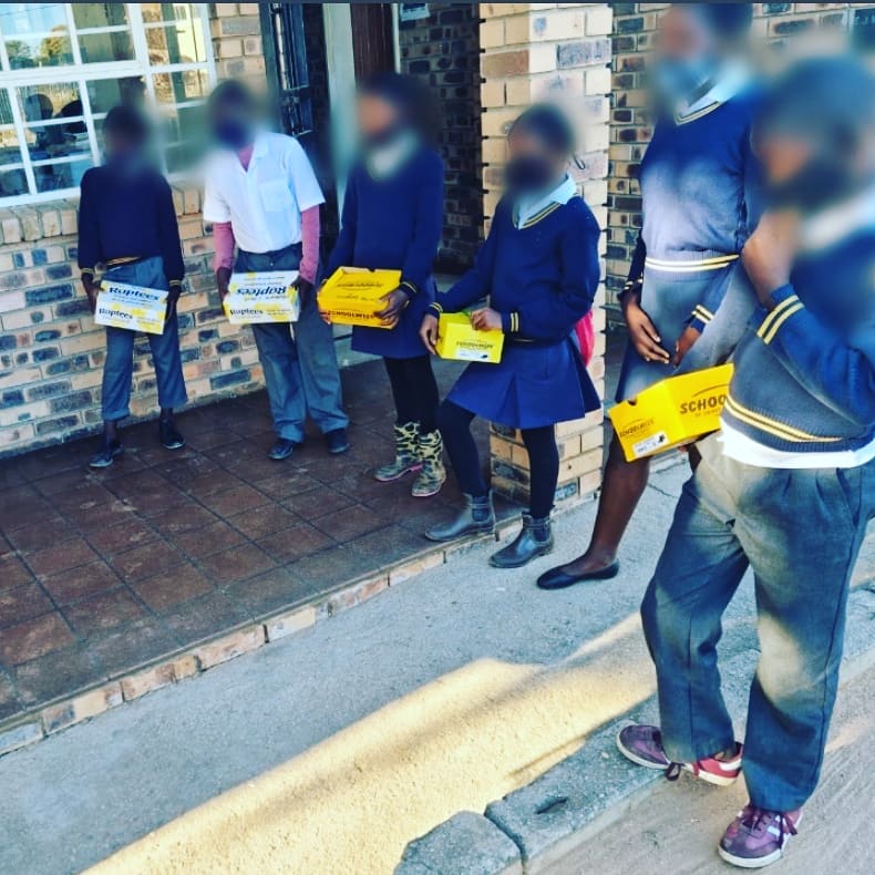 sezfoundation's tweet photo. You can never understand the impact of not having proper shoes can affect self-esteem of a teenage child.We are greatful to see the smiles through their masks.Thank you to all our partners.
#RestoringDignity #confidence #CreatingDreamers #ImaniCreations #swaziserveInc #shoedrive https://t.co/vgkVATdGQF