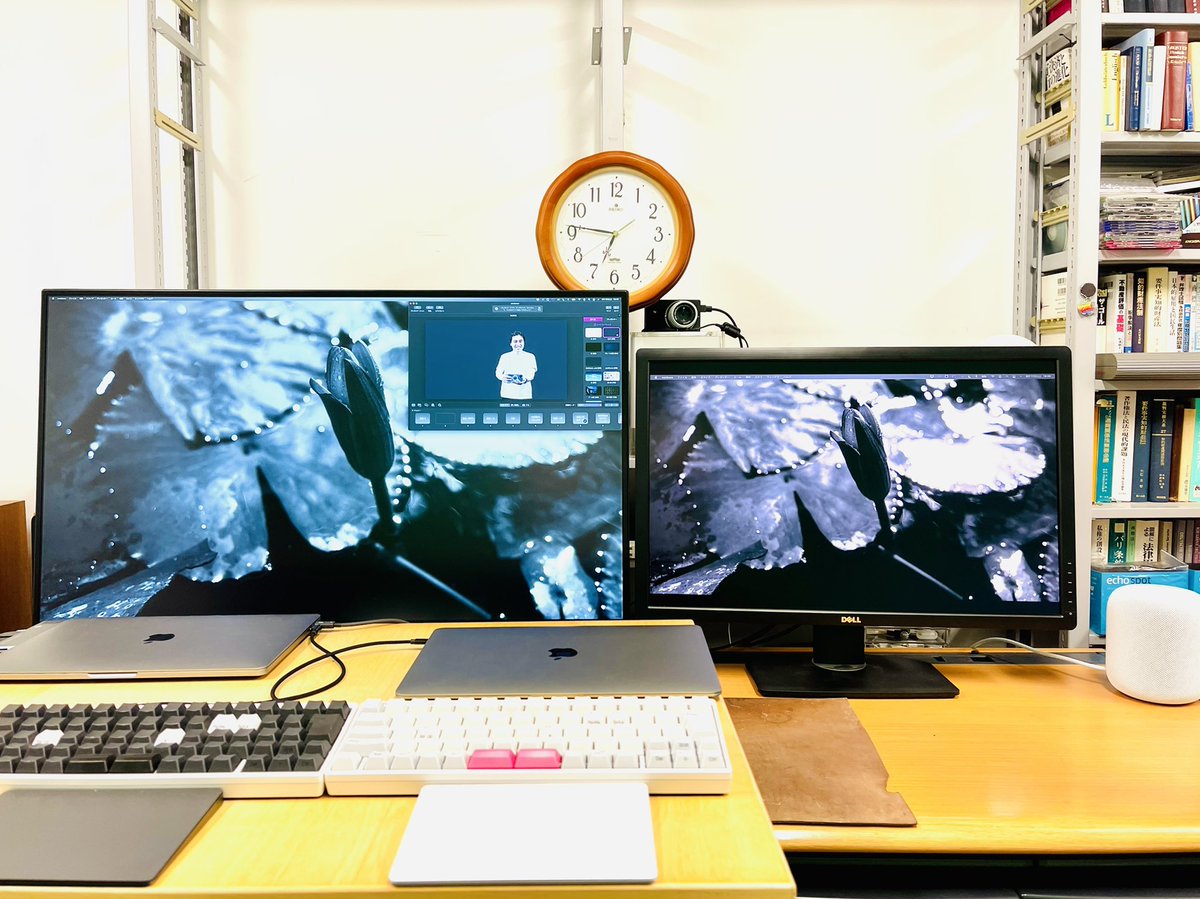 shiology's tweet photo. モニタの左右を入れ替えた。左はMacBook ProにHDMIで直結し closed-display modeで #HHKB Professional HYBRID とTrackPadととも利用。 #mmhmm のカメラ #SIGMAfp は #PowerMacG4Cube 上。右は #AppleTV に接続しデュアルモニタまたは学生や来訪者のMac/iPhone/iPadからミラーリングしてゼミや会議。 https://t.co/LZgnGfeE0H