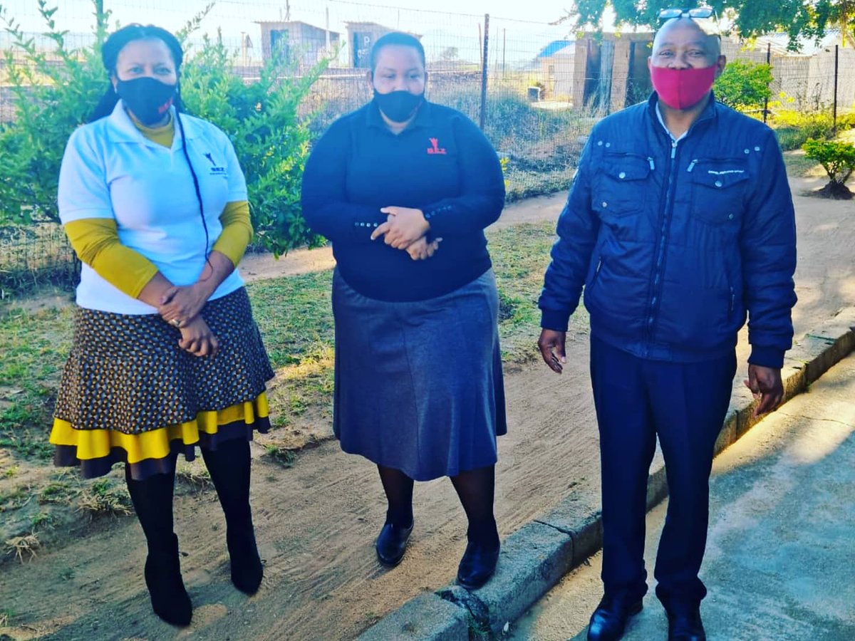 sezfoundation's tweet photo. Thank you to Principal Mbuli for your warm welcome and your commitment towards the betterment of the children in your school🙏
#livelethuprimaryschool #CreatingDreamers #restoringdignity #keepingthegirlchildinschool https://t.co/1Mwnss4osN