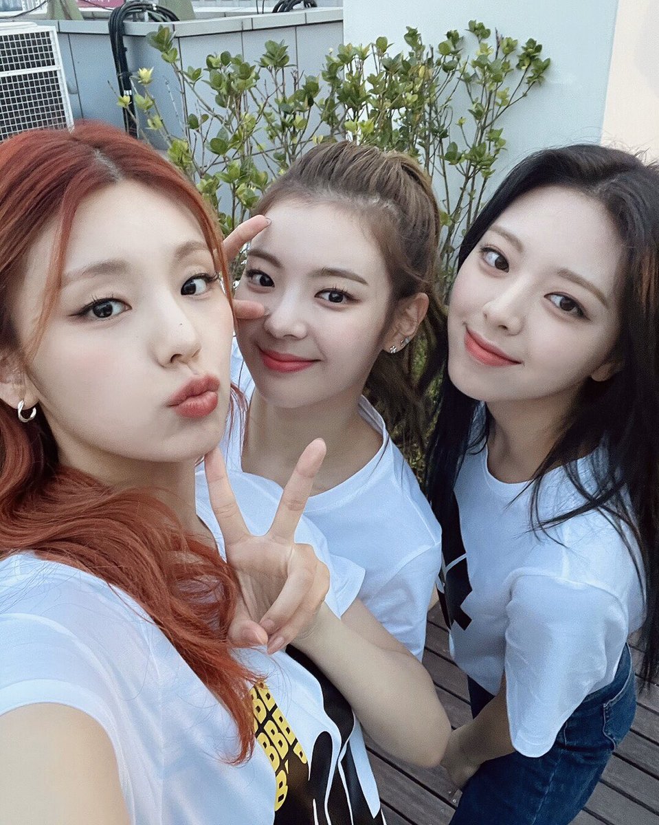 ITZLE_twt's tweet photo. ㅤㅤㅤㅤㅤㅤ

#ITZLE_Update 210612 at JIEXPO, Kemayoran, Jakarta. 
Backstage shoots! Finally, we did our special stage with our Manager, Satria and it was so fun! 

#ITZLE #CERRY #HELENE #RADEEVA @radeevay #ANDREA #MEDEIA #SATRIA #CONFESTISYOU

ㅤㅤㅤㅤㅤㅤ https://t.co/8wwPO24tL8
