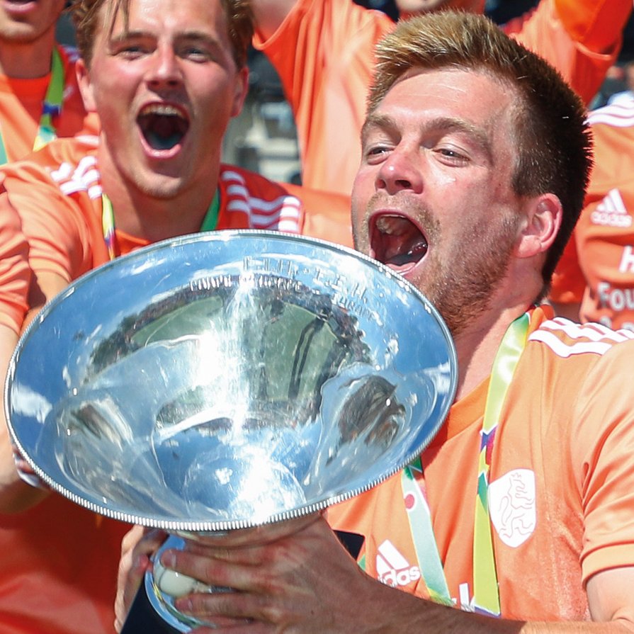 oranjehockey's tweet photo. De Oranje Heren zijn voor de 6de keer in de historie en voor de derde keer sinds 2015 Europees kampioen. Omhoog met die cup! https://t.co/AtEmzBhpHw