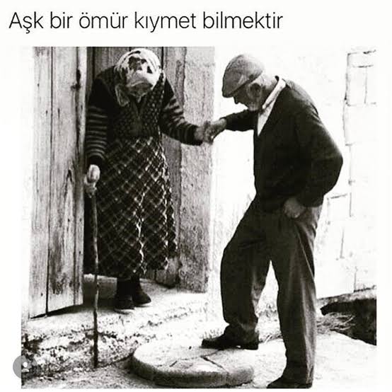 Yaşlı Adam, eşi öldükten sonra gözlüğünü takmaktan vaz geçmiş.

Nedenini soranlara şu cevabı vermiş ;

Onu kaybettikten sonra bakmaya değer bir şey kalmadı..