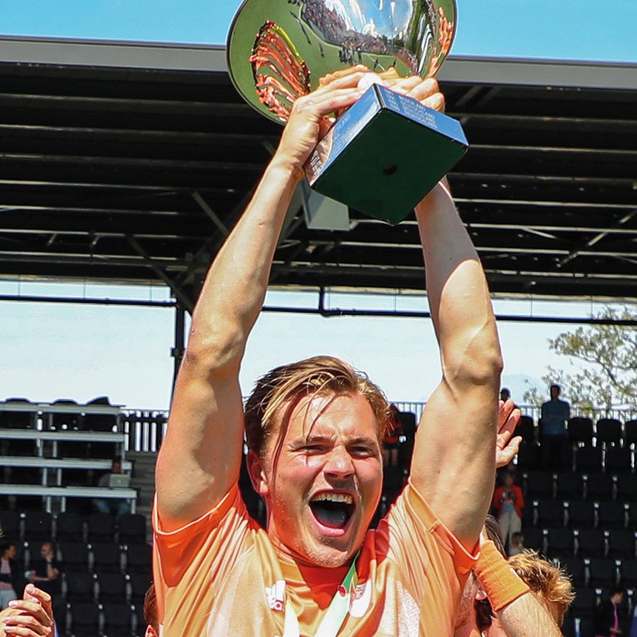 oranjehockey's tweet photo. De Oranje Heren zijn voor de 6de keer in de historie en voor de derde keer sinds 2015 Europees kampioen. Omhoog met die cup! https://t.co/AtEmzBhpHw