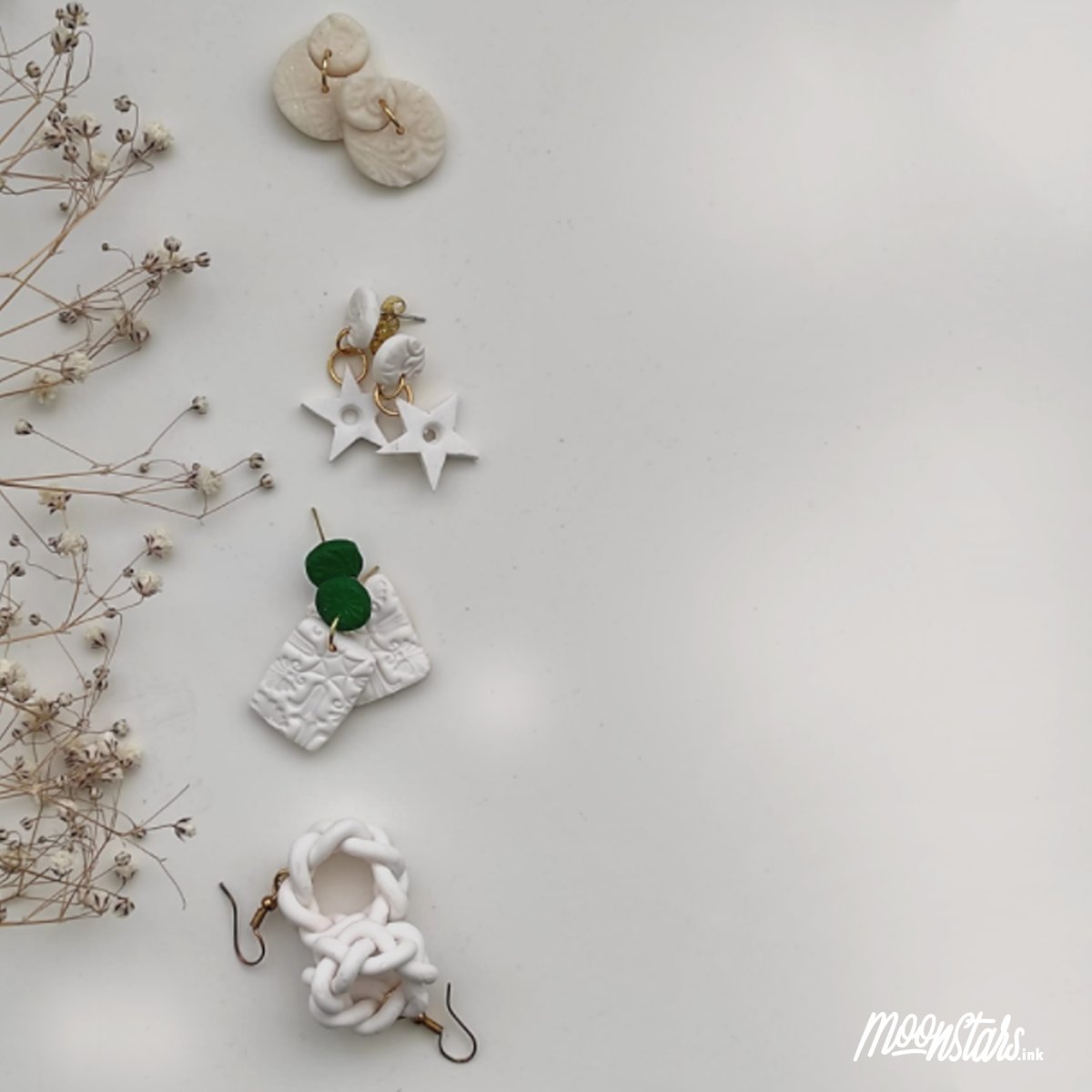 Algunas joyitas de la colección de CLASSIC 🤍
Más en moonstarsink.com

instagram.com/p/CP746vwjLct/

#moonstarsink #supportartists #jwellrydesign #earringsoftheday #clayearrings #pendientesartesanales #handmade #white #summeroutfit