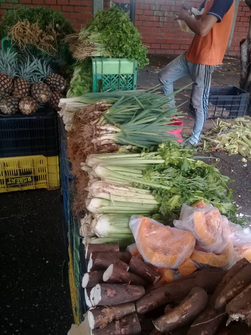 SomosGuarenas8D's tweet photo. #Sab12 Rematando mercancía en La Feria de Las Hortalizas Entrada Villa Panamericana hoy solo hasta la 1:00 pm. https://t.co/x5aBwkwJZk