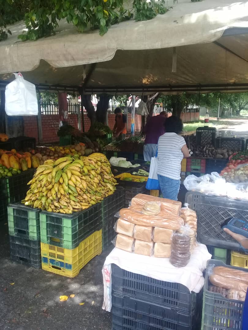 SomosGuarenas8D's tweet photo. #Sab12 Rematando mercancía en La Feria de Las Hortalizas Entrada Villa Panamericana hoy solo hasta la 1:00 pm. https://t.co/x5aBwkwJZk