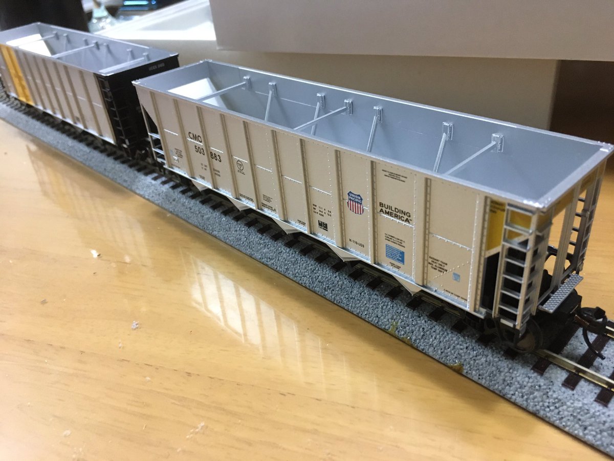 kana26812444's tweet photo. 今日の戦利品④
RD4 coal hopper UP&amp;UCEX
ちょっとずつ増殖中の現代ホッパーをまとめ買い。一応コレで会社気にしなければ20両ぐらいになったが、積荷が無いのをどうにかしたい... #walthers #UP #RD4 #UCEX https://t.co/fXG1ZBJP2N