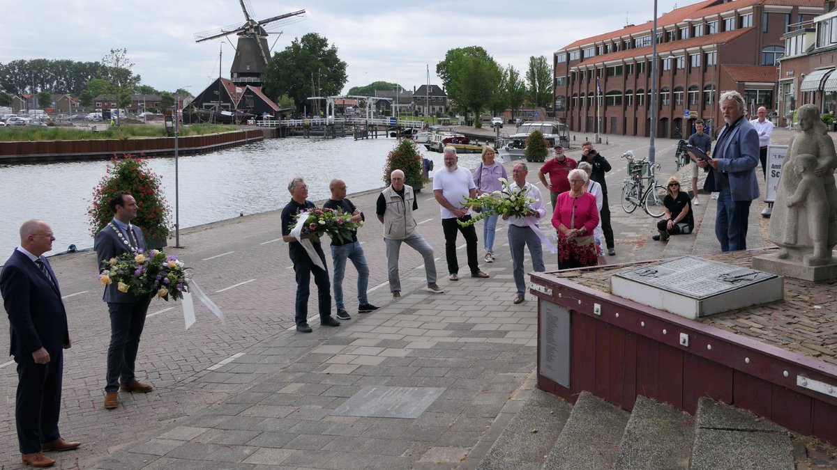 Bij het monument 'het Vissersvrouwtje' zijn ook dit jaar kransen gelegd namens families, gemeentebestuur en bestuur Vischafslag. Dit ter nagedachtenis aan alle verdronken vissers uit Harderwijk.
