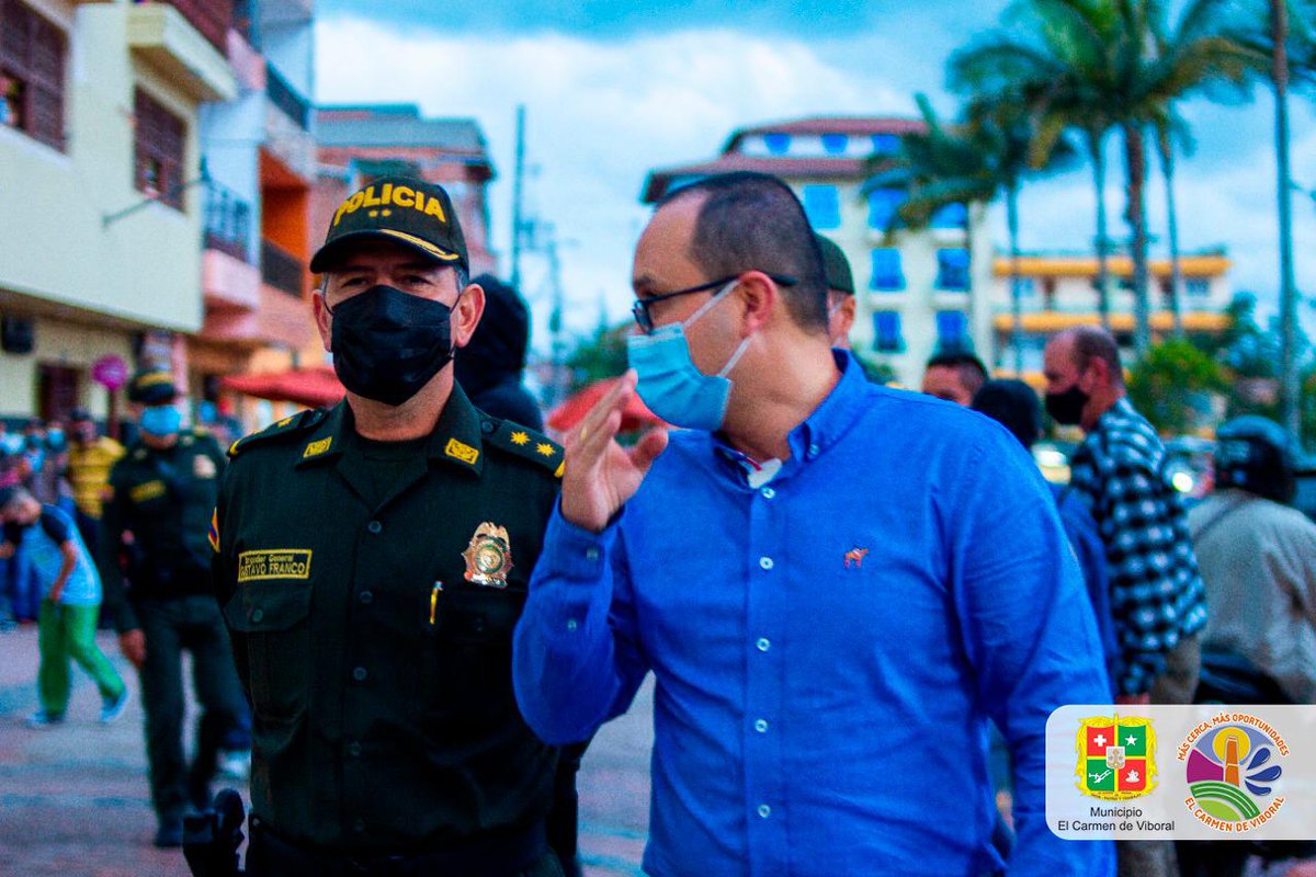 ElCarmenV's tweet photo. 🚔👨‍✈️Con la visita del general Gustavo Franco, comandante de @region6policia, se consolida la Subestación de Policía en la vereda La Chapa. 

🗣️ Además, se adelantarán otras acciones en pro de consolidar un territorio más legal y seguro. @johnfquinteroz @mindefensa @Diego_Molano https://t.co/k2cmlRc5bE