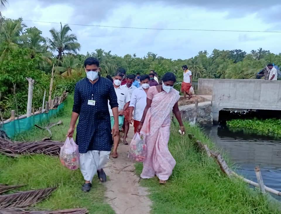 JPNadda's tweet photo. In this tough time of Covid pandemic, BJP workers are committed in serving the people across the country through #SevaHiSangathan program.

Some glimpse of @BJP4Keralam workers providing all possible help to the people of the state. https://t.co/1n2Fpqi6BV