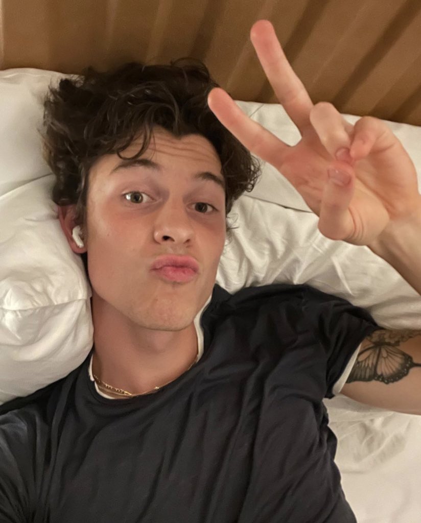 sharrythinker's tweet photo. peace out ✌🏻 https://t.co/5CUyXK2Loo