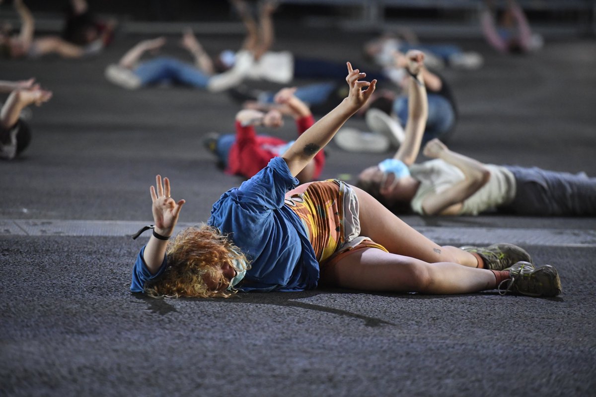 GrandPalaisRmn's tweet photo. Le #GrandPalaisEphémère ouvre ses portes avec une chorégraphie endiablée menée par #BorisCharmatz : ""Happening Tempête"" ! Une centaine de danseurs investissent ce nouveau bâtiment jusqu'à demain, il est encore temps d'y assister, venez jusqu'à 18h! https://t.co/qZlVHj7uKt https://t.co/clTZgdYyTs