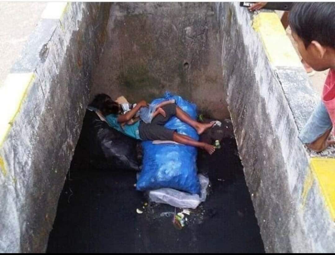 ये भी ज़िन्दगी है ,, 

ये बेघर हैं कोरोना पेंडमिक में इन्हें जब सड़क से हटाया गया तो ये नाले में पड़े थैले के ढेर पर सो गए 

आंख में आंसू  आ गए  न , अगर न आए तो अपनी इंसानियत का चेकअप कराइए.😢

Pic copied