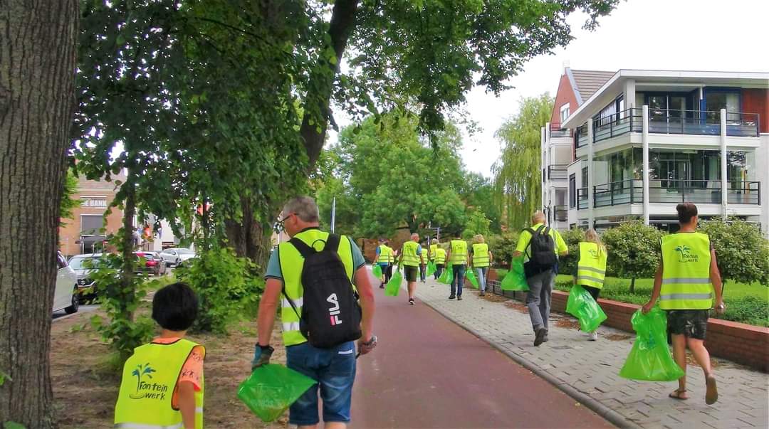 CommentaryNL's tweet photo. Prikzaterdag Fonteinwerk
Samen met de mensen van de Fonteindienst zijn we de wijk in geweest om zwerfvuil op te ruimen. Prachtig vind ik dit, zo laten we van ons horen en zien ook buiten de kerkmuren. @fonteinwerk @PGHarderwijk @GeloveninHwijk https://t.co/4THlLGl3Hz