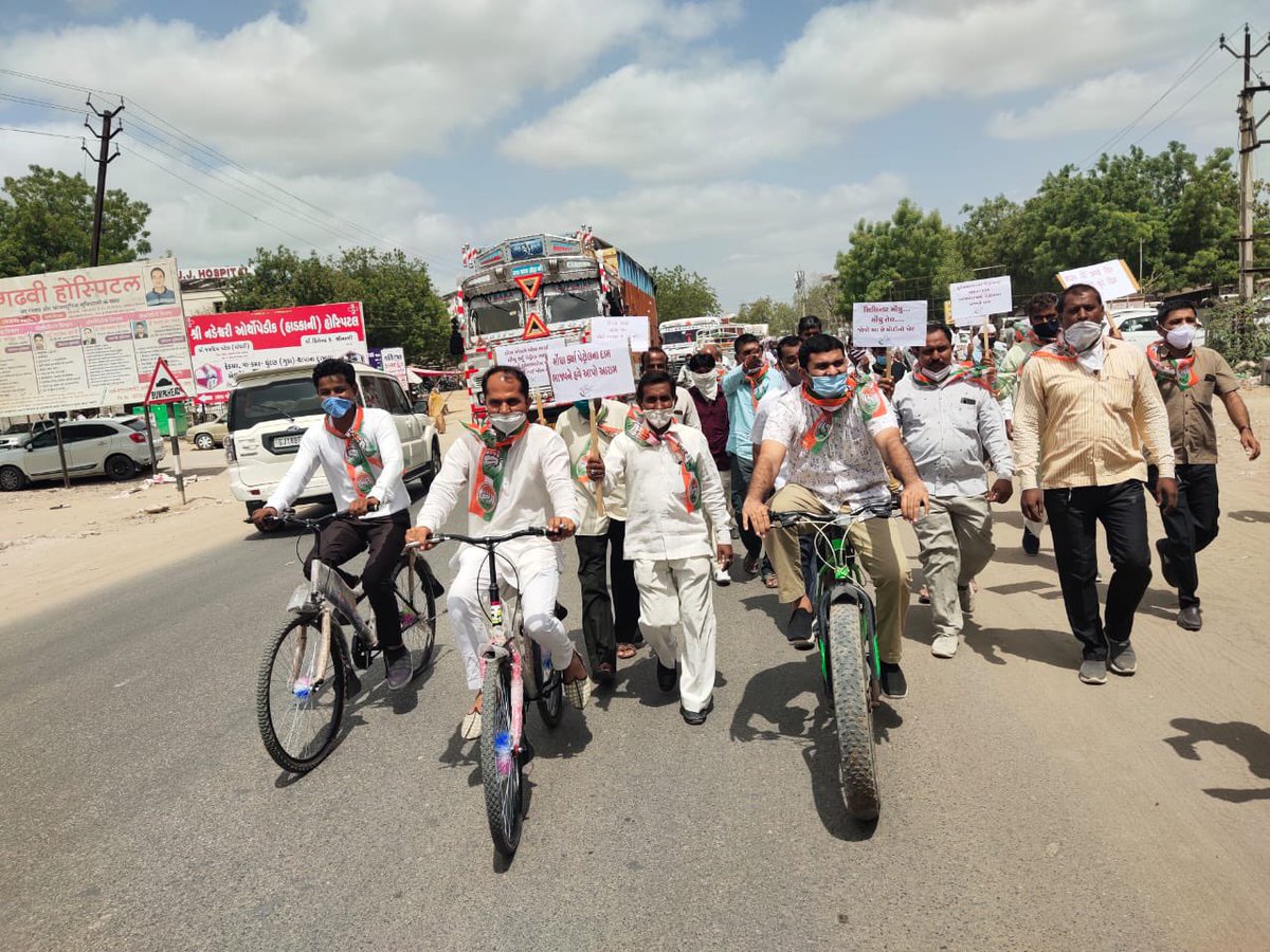 GulabsinhRajput's tweet photo. આંતરાષ્ટ્રીય સ્તરે કાચા તેલના ભાવમાં ઘટાડો હોવા છતાં કેન્દ્ર સરકાર તેમજ રાજયની ગુજરાત સરકાર અલગ અલગ ટેક્સના નામ પર જનતાને લૂંટી રહી છે.
જનતાના હિત તેમજ સતત વધી રહેલી મોંઘવારીના વિરોધમાં આજ રોજ થરાદ ખાતે કોગ્રેસ પાર્ટી  દ્વારા વિરોધ પ્રદર્શન કરવામાં આવ્યુ ...

#BJPLootingIndia https://t.co/WPmNnNPnNf