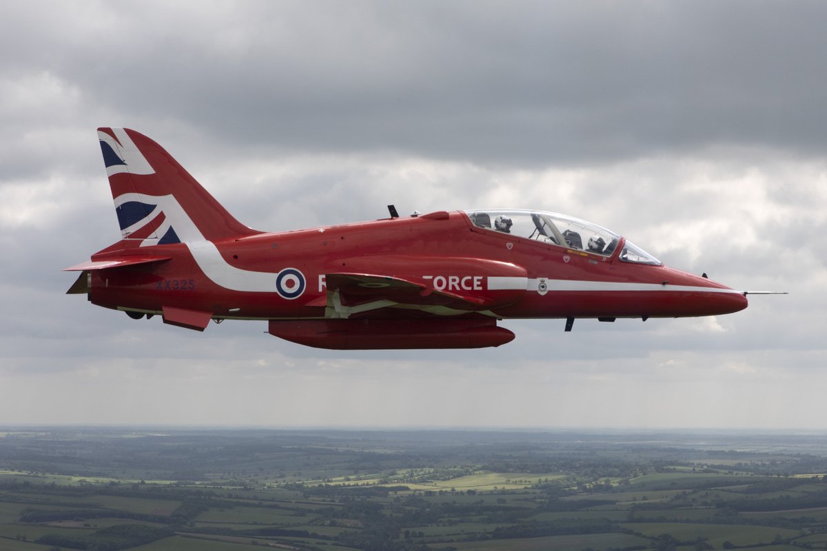 RoyalAirForce's tweet photo. They are back!

Great to see the @rafredarrows earlier, performing a spectacular flypast in glorious sunny skies over Windsor Castle.

What a fitting way of closing the celebrations for Her Majesty The Queen's official birthday.

@RoyalFamily https://t.co/n3482zGeWL