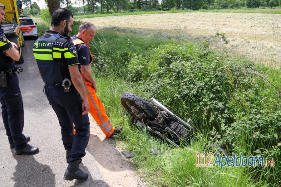 Motorrijder belandt in greppel na aanrijding in #Klarenbeek. 112Apeldoorn.
