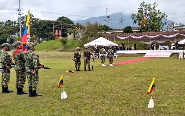 Ejercito_Div5's tweet photo. Con una misa campal, desde el #BASPC8 en Armenia #Quindío, agradecemos por la misión de nuestros hombres y mujeres del arma de Logística, que cumple 202 años al servicio de la Patria.
Íntegros y valientes en todo momento.
#OctavaBrigada https://t.co/JYEvk9qlw5