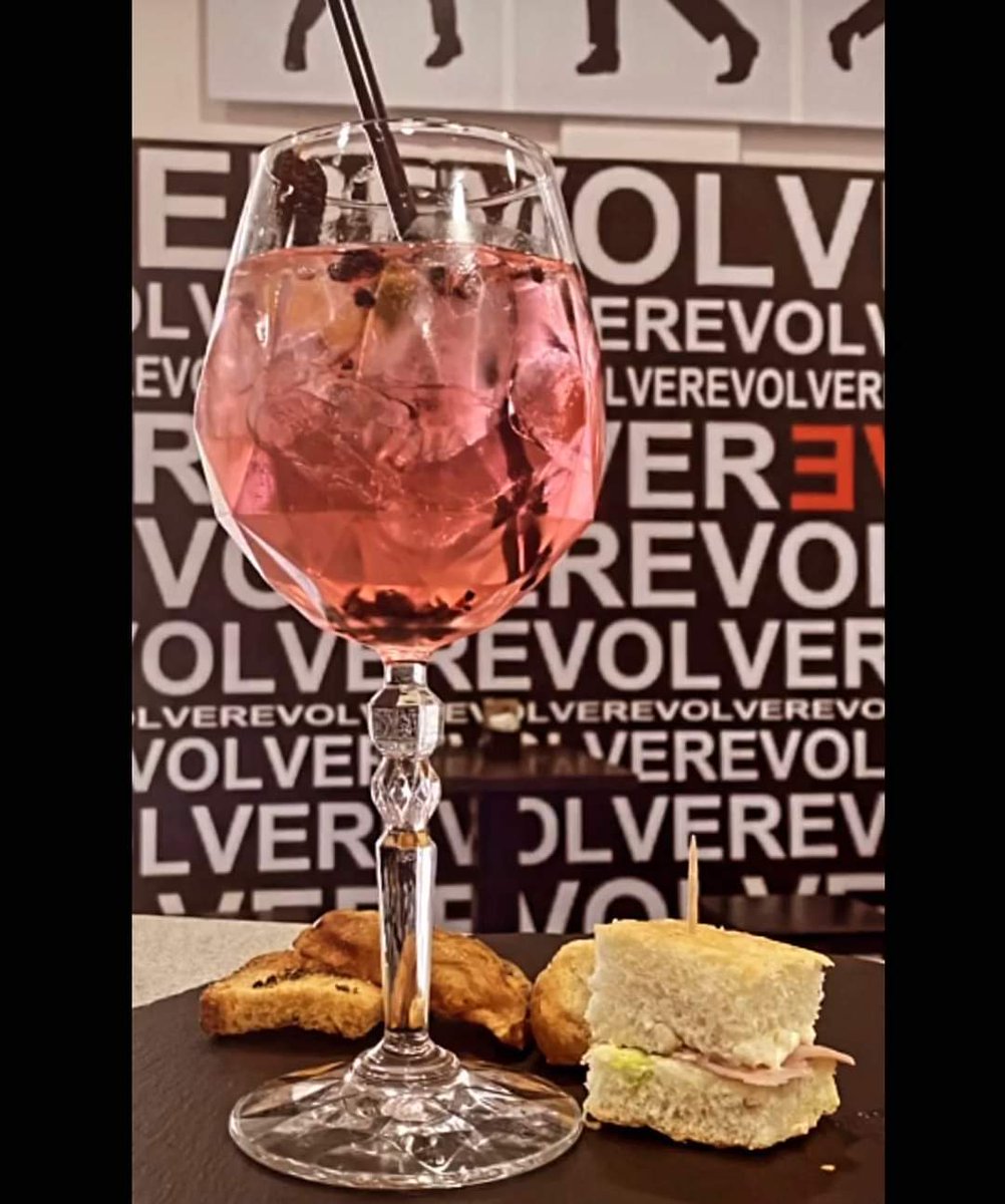 ItalyWriters's tweet photo. Aperitivo time! #Ginjoyment #Pink #aperitivocontommy https://t.co/leDB1MlCcN