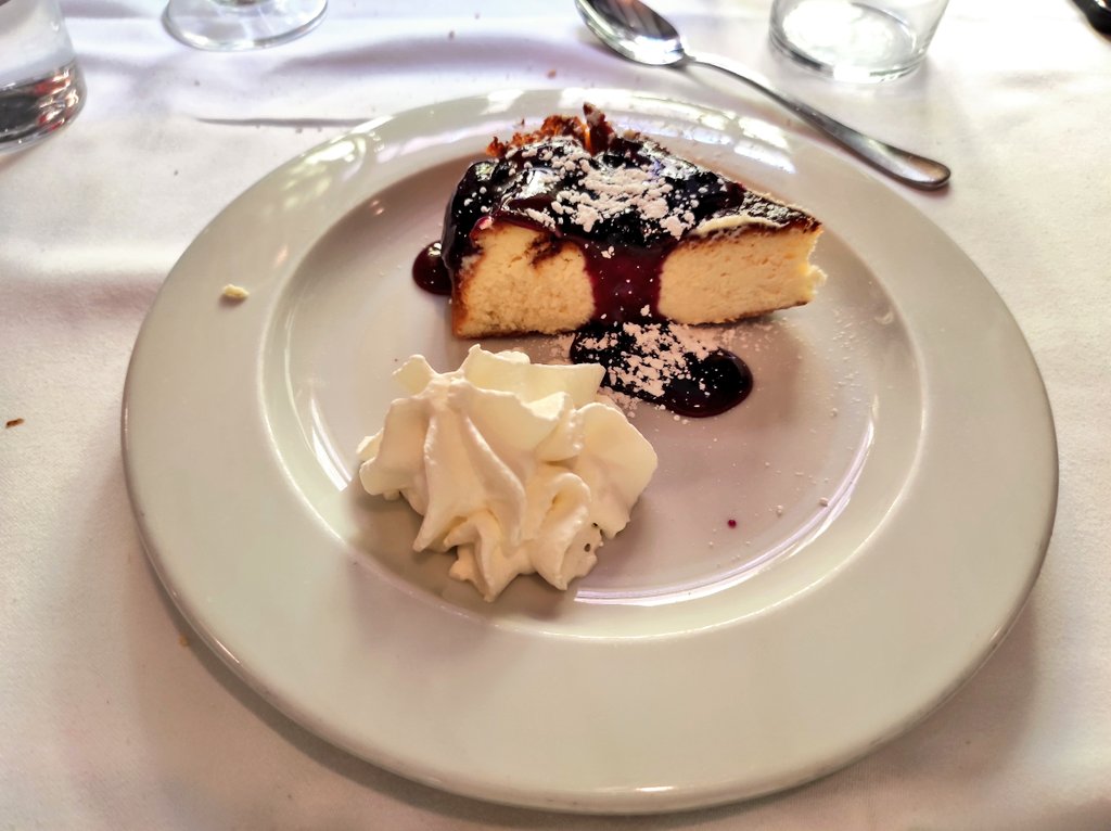 En la #VentadelComendador disfrutamos de viandas exquisitas y típicas de la tierra. Tiznao, revuelto de morcillejas, cordero al horno y tarta de arándanos 😋. Una excepcional comida en un magnífico escenario, una casa solariega típica manchega del s. XVII #RutaVinoValdepeñas