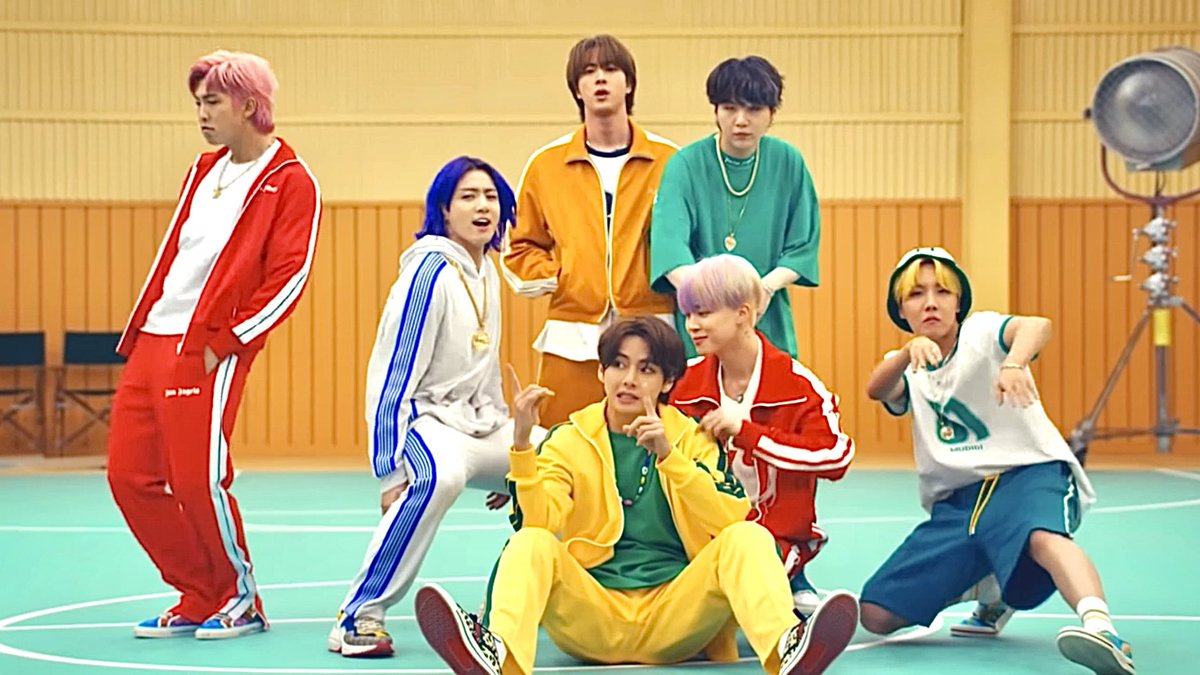 shit__down's tweet photo. words can't explain how happy and grateful i am to met u in my life, i wish there was a better word than i love you🥺 thankyou so much for everything.
I'm in this Bangtan Sonyeodan Sh!t for life BORAHAE🎈
#8YearsToInfinityWithBTS 🥳
#BTS8thAnniversary 💜 https://t.co/LqvkkDKQjL