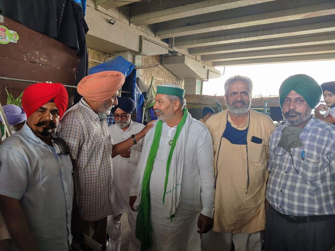 Tractor2twitr's tweet photo. A group of Punjabi writers met @RakeshTikaitBKU at Ghazipur border today and gifted him a book dedicated to the #FarmersProtest 

Writers and journalists across India must help record the historical protest. Thank you to the ones who are doing this service!

#Tractor2Twitter https://t.co/GwWOfFjgIV