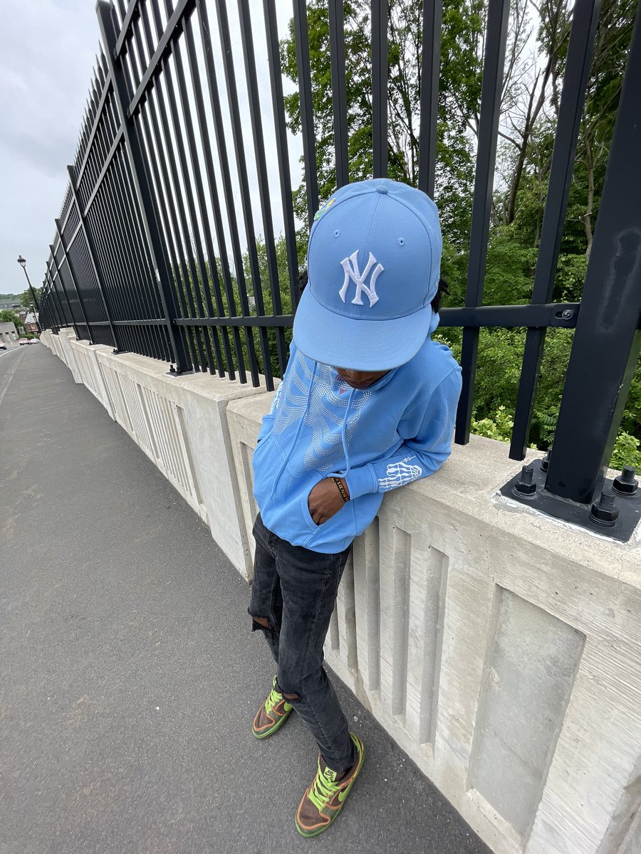 zayytesla1's tweet image. song dropping 2day