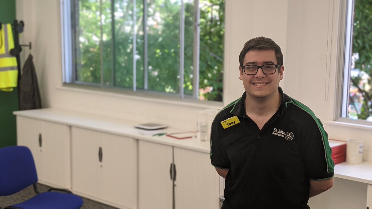 We're excited to be back at #LondonBridge for our first Cadet Operational First Aid course since March 2020. Toby is one of our trainers today. Toby is also a Training Nursing Associate. #volunteer #youth #StJohnPeople